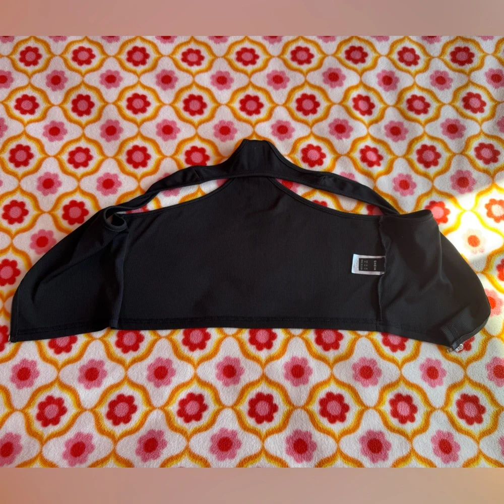 Black Zipper Front Sleeveless Razor Back Crop Top - Picture 7 of 8